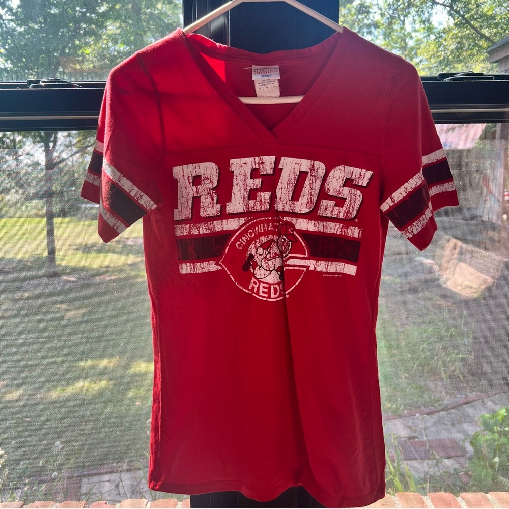 Cincinnati Reds Women’s MLB shirt! Good condition and ready for a Reds Game!